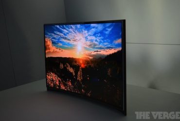 Samsung annuncia la prima TV con display ricurvo 9