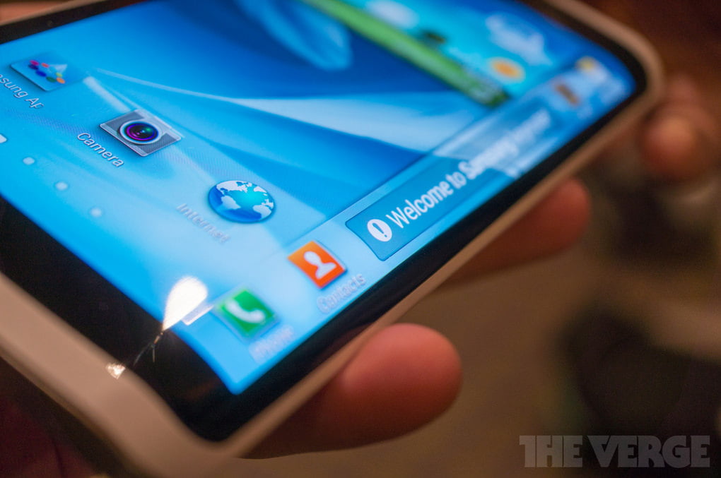 Samsung presenta un nuovo prototipo di smartphone con display ricurvo 1