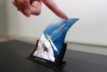 LG presenta il pannello da 5 pollici infrangibile e flessibile OLED 18