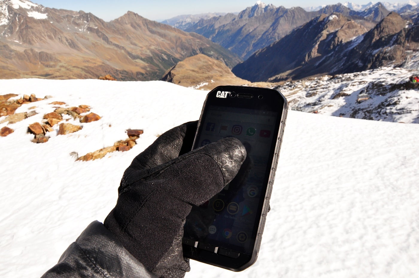 Solo il meglio dello sci e degli sport invernali grazie agli smartphone Cat® Phones  1