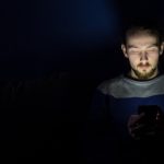 3italiani su 4 non rinunciano allo smartphone sotto le coperte pur conoscendo gli effetti negativi della luce blu sul sonno 3